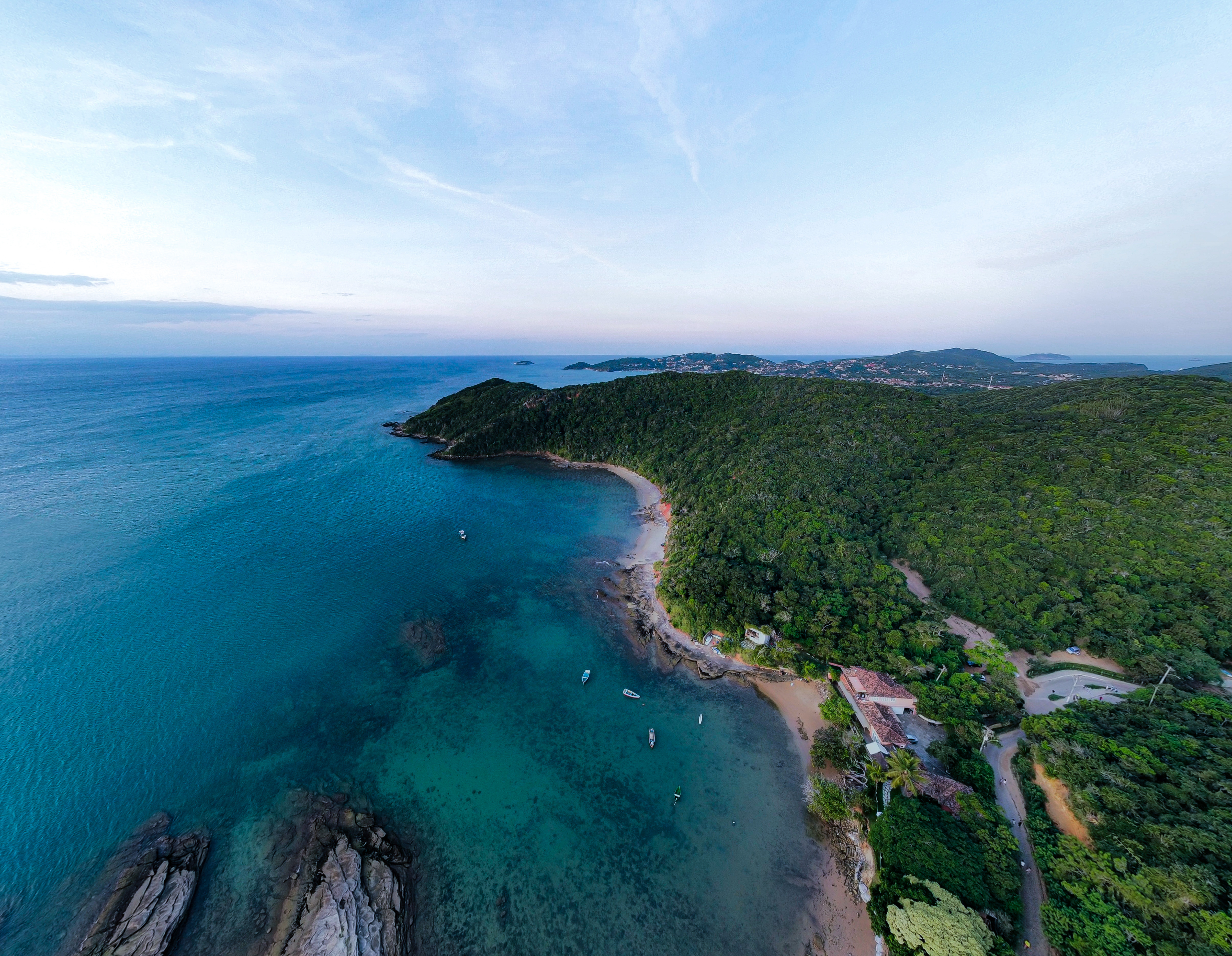 Vista aérea de propiedad frente al mar